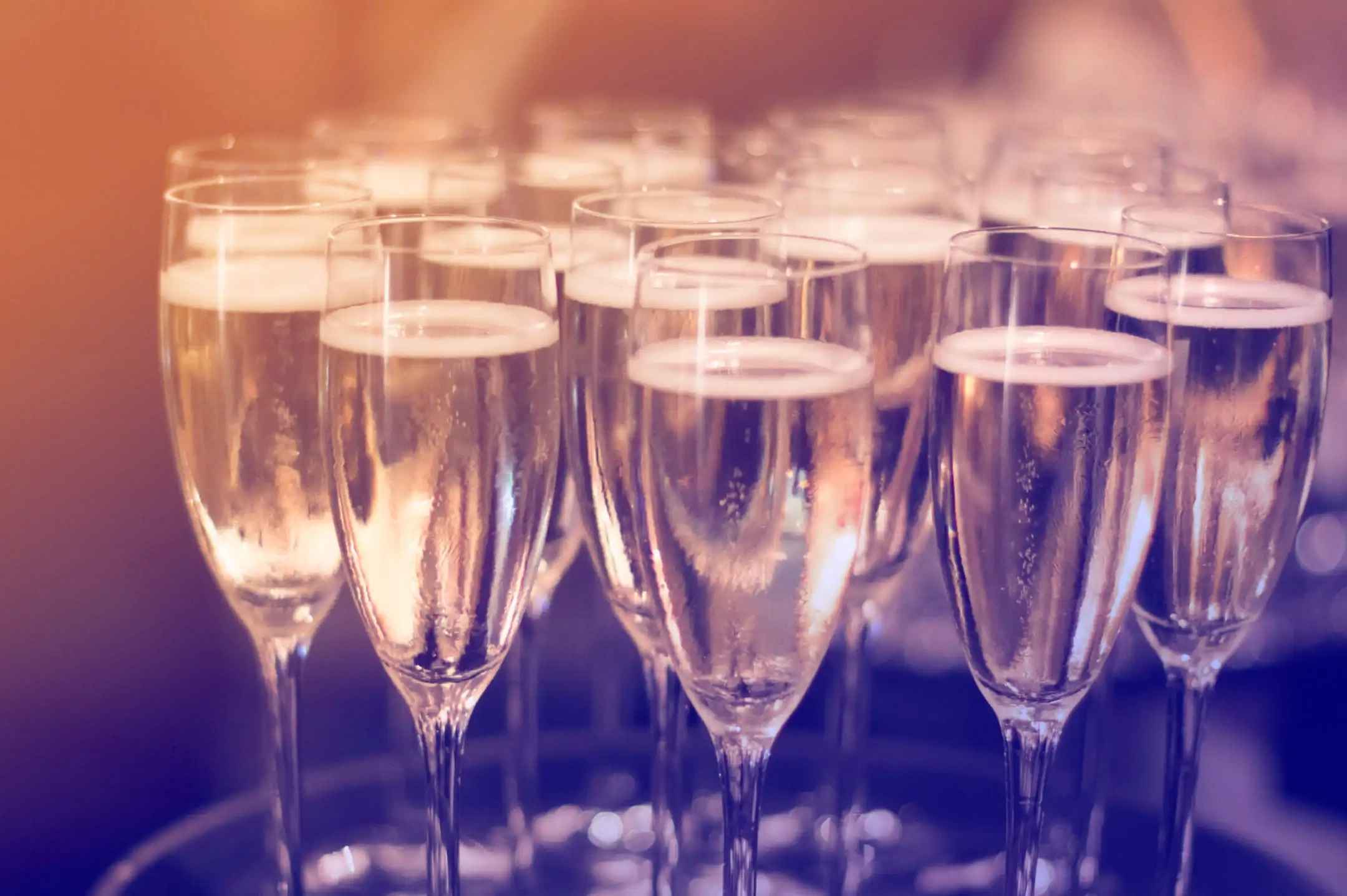 Champagneglas på fest på den svenska inköpsmässan för smycken och klockor