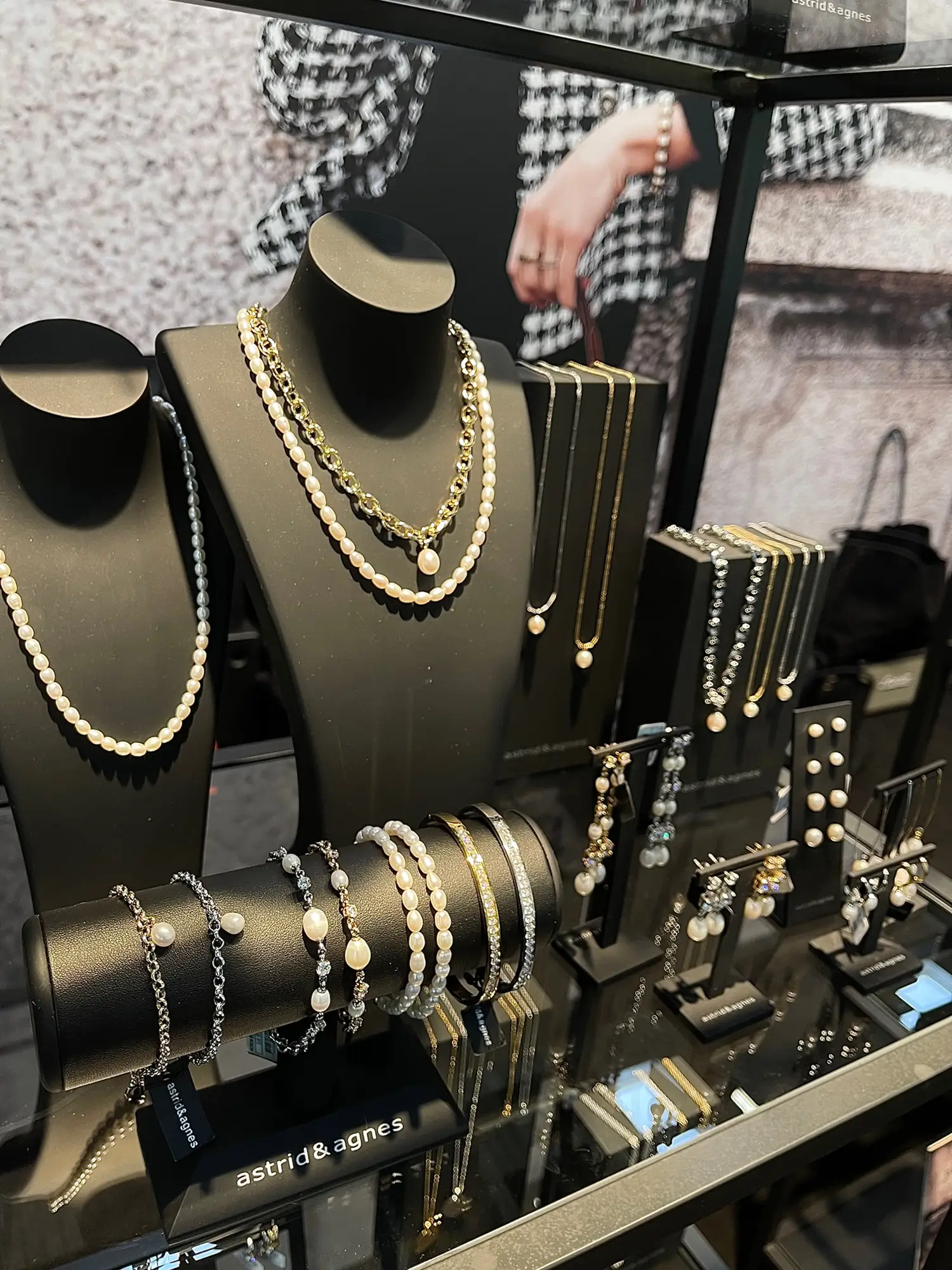 Besökare tittar på halsband på den svenska mässan för smycken och klockor