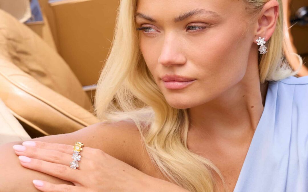 Ett universum av färg och glamour – Caroline Svedbom tar sitt unika hantverk till JEWA